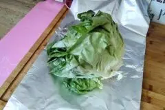 Kopfsalat länger frisch halten (Alufolien-Trick)