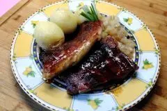 Saftige Schweinerippchen aus dem Backofen mit Knödeln