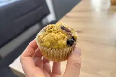 Apfel-Blaubeer-Muffins mit Erdnussbutter – saftig & schnell