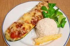 Gefüllte Zucchini vegetarisch mit Käse überbacken