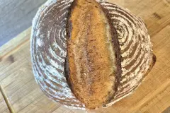 Dinkelbrot mit Mehl Typ 630 auf Pizzastein