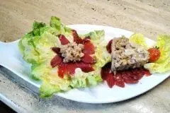 Matjes-Häckerle auf Rote-Bete-Carpaccio