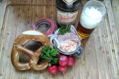Fränkischer Gerupfter mit dunklem Bier