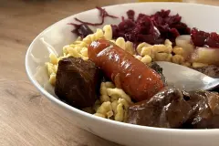 Rehgulasch mit Spätzle, Rotkraut und Birne