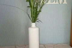 Vase aus alter Steingutflasche: DIY mit Heizkörperlack