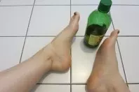 Günstige Abhilfe bei Fußpilz - Essigbad