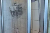 Glas-Duschkabine sauber mit Klarspüler