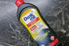 Essig und Glaskeramikfeldreiniger gegen Kalkflecken