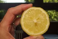 Leichte Verbrennung an der Zunge mit Zitrone lindern