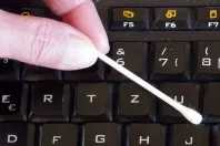 Computertastatur wieder sauber mit Glasreiniger & Q-Tips