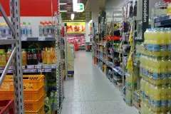 Regale im Supermarkt