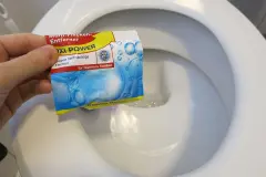 Toilettenbecken reinigen mit Fleckensalz