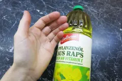 H&auml;nde & Ger&auml;te mit &Ouml;l s&auml;ubern nach dem Sch&auml;len von Schwarzwurzel