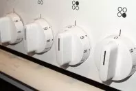Elektroherd-Schalter mit Backofenspray reinigen