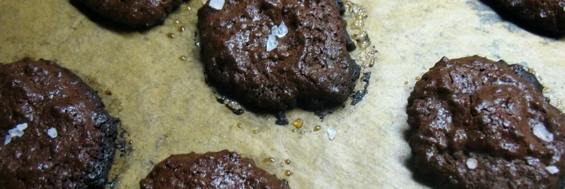 Nach dem Backen lässt man die Cookies ganz kurz abkühlen und bestreut sie dann mit etwas Grümmel-Kandis.