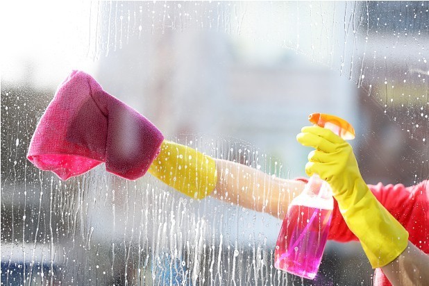 Um sich das Fenster putzen zu erleichtern, gibt es die unterschiedlichsten Hilfestellungen, Tipps und Tricks. Das richtige Material und die Reinigungsmittel spielen eine große Rolle.