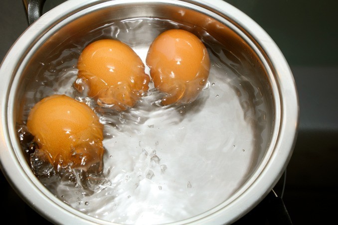Eier kochen im Kochtopf ohne Platzen