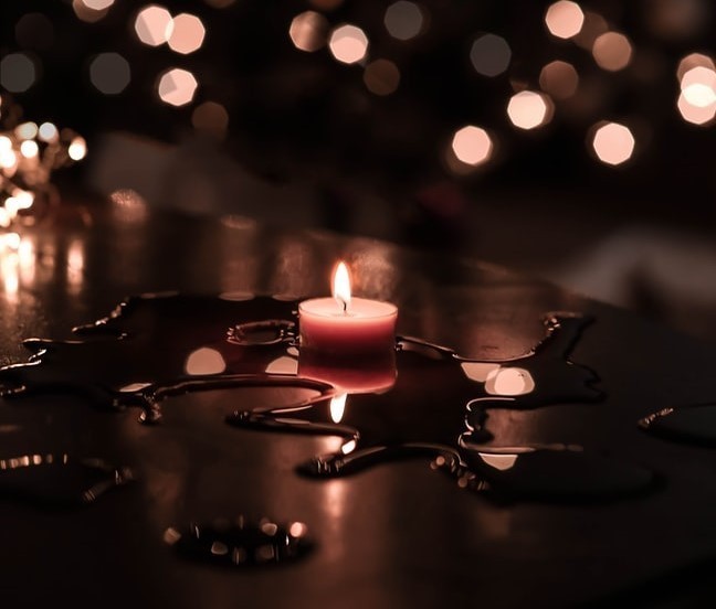 Kerzenwachs entfernen vom Tisch, der Tischdecke oder von der Kleidung.