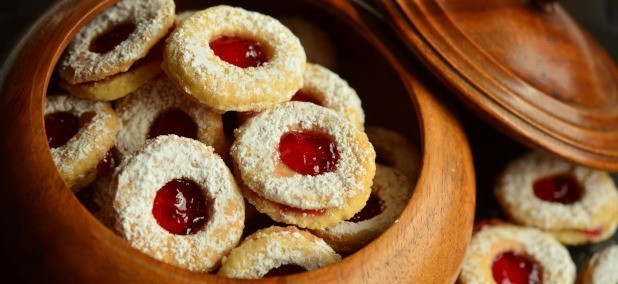 Weihnachtsplätzchen backen: Hier findest du die besten Rezepte für Plätzchen mit Marmelade aus Omas Rezeptbuch.